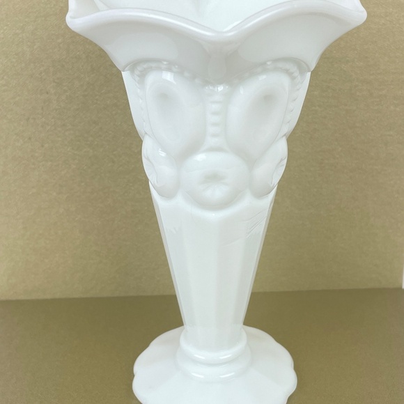 Vintage Milk Glass Bud Vase Pressed Glass Trumpet Scallop Top - Picture 5 of 9